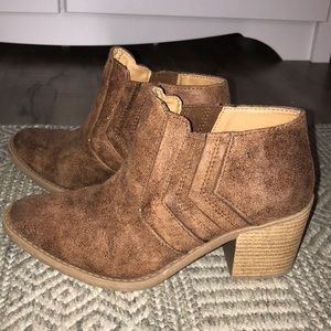 Short brown boots
